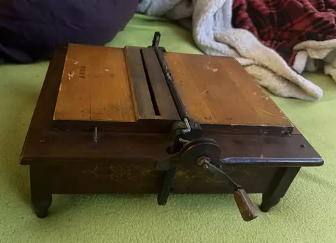 The air pressure system and crank for a table-top player reed organ