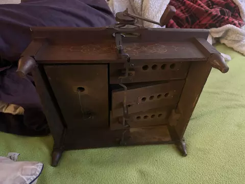 The underside of the device showing the bellows and reservoir boards