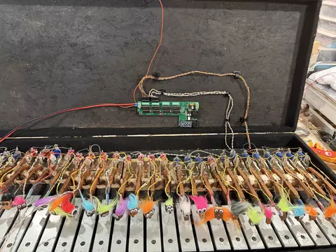 Electromechanical glockenspiel mounted in a hard case