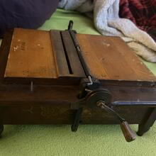 The air pressure system and crank for a table-top player reed organ